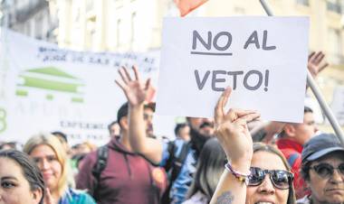 UNA MULTITUD CONTRA LOS VETOS DE MILEI