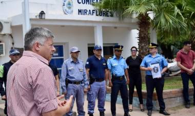 EL GOBIERNO PROVINCIAL ENTREGÓ UN PATRULLERO A LA COMISARÍA DE MIRAFLORES