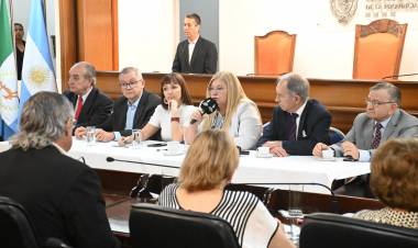HOMENAJE A CONVENCIONALES CONSTITUYENTES Y TRABAJADORES DE LA LEGISLATURA PARTICIPES EN LA REFORMA CONSTITUCIONAL PROVINCIAL DE 1994