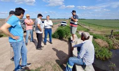 MESÓN DE FIERRO: EL GOBIERNO PROVINCIAL INTERVINO ANTE EL TAPONAMIENTO DE UN CANAL DE DRENAJE RURAL