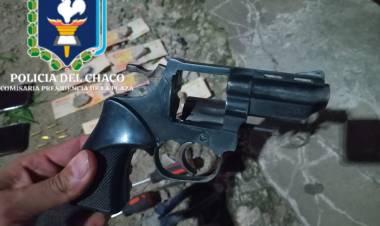 CIRCULABAN CON UN ARMA DE FUEGO Y VARIAS “BOCHITAS” DE COCAÍNA
