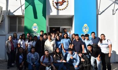 EL PODER LEGISLATIVO Y LA ESCUELA: INSTITUCIONES EDUCATIVAS DEL INTERIOR PROVINCIAL VISITARON EL RECINTO DE SESIONES