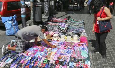PRESENTAN UN PROYECTO PARA DEFENDER EL TRABAJO DE VENDEDORES AMBULANTES Y PUESTEROS