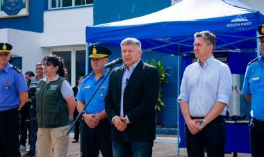 EL GOBERNADOR ZDERO ENTREGÓ UNIFORMES A ALUMNOS DE LA ESCUELA DE POLICÍA Y RATIFICÓ EL COMPROMISO CON LA SEGURIDAD PÚBLICA