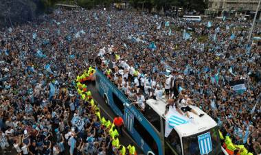 LA LOCURA DEL RACING CAMPEÓN EN EL OBELISCO