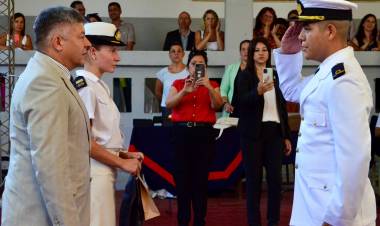 MISIONES: EL MINISTRO DE SEGURIDAD ENTREGÓ UN RECONOCIMIENTO AL GUARDAMARINA    CHAQUEÑO TOBÍAS ROSSI, POR ALCANZAR EL MEJOR PROMEDIO