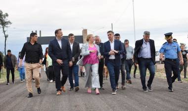 PAMPA DEL INFIERNO: EL GOBERNADOR ZDERO JUNTO A LA INTENDENTE SEIFERT INAUGURARON OBRAS EN EL CAMPING MUNICIPAL Y CUADRAS DE PAVIMENTO CON LOS RESPECTIVOS DESAGÜES