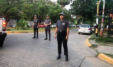 DEVOLVIERON UNA CARTERA EXTRAVIADA A SU PROPIETARIA Y REGULARON EL TRÁNSITO TRAS UN COLECTIVO VARADO EN LAS VÍAS DEL TREN