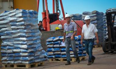 CHACO SE ABRE AL MUNDO: TRAS AÑOS DE RESTRICCIONES, COMENZÓ LA EXPORTACIÓN DE CARBÓN VEGETAL DESDE EL PUERTO DE BARRANQUERAS A EUROPA