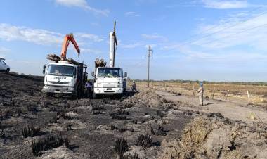 INCENDIO RURAL: TRABAJOS DE SECHEEP PARA REPONER POSTES QUEMADOS Y KILÓMETROS DE LÍNEAS EN BASAIL