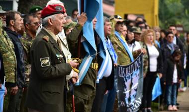 2 DE ABRIL: EL GOBERNADOR ZDERO ENCABEZÓ EL ACTO CENTRAL A 43 AÑOS DE LA GESTA DEL ATLÁNTICO SUR