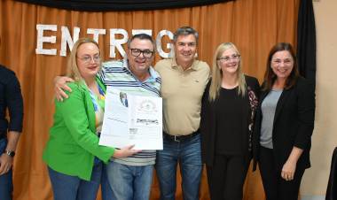 PAMPA DEL INFIERNO: EL GOBERNADOR ZDERO ENTREGÓ TÍTULOS DE PROPIEDAD Y ADJUDICACIONES DE TIERRAS FISCALES