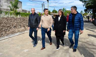RESISTENCIA: EL GOBERNADOR ZDERO CONSTATÓ EL AVANCE DE PAVIMENTACIÓN DE LA CALLE COCOMAROLA