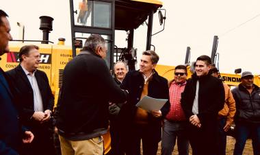CHOROTIS: EL GOBERNADOR ZDERO ENTREGÓ MAQUINARIA PARA EL CONSORCIO CAMINERO N°20