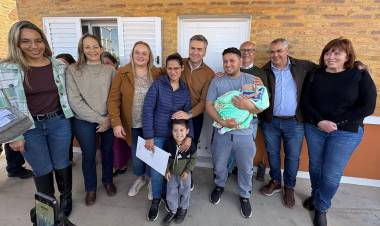 PAMPA DEL INFIERNO: EL GOBERNADOR ZDERO ENTREGÓ VIVIENDAS DEL PROGRAMA PROVINCIAL ÑACHEC