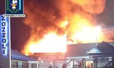 SÁENZ PEÑA: IMPACTANTE INCENDIO EN LA RECONOCIDA FÁBRICA DE COLCHONES DE LA EMPRESA ZOZZOLI