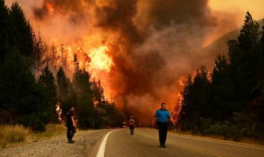 INCENDIOS EN CHUBUT: EL FUEGO CRUZÓ LA RUTA 40, CORTE TOTAL Y MÁS DE 3.000 EVACUADOS