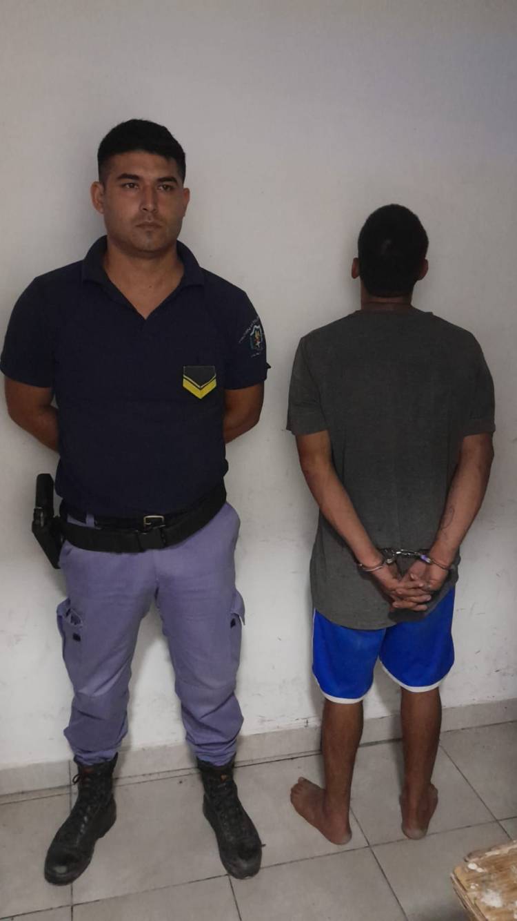 ACTIVÓ SU BOTÓN Y LOS AGENTES APREHENDIERON AL AGRESOR