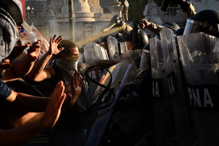 LOS SUELDOS Y LAS IDEAS QUE TIRAN GASES Y BALAS DE GOMA