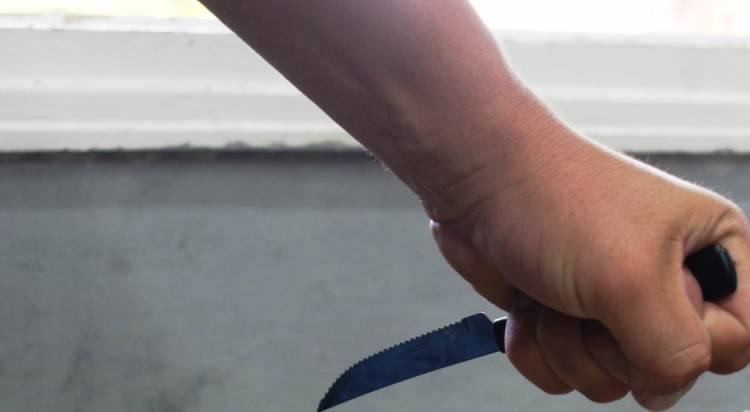 LO ATACÓ EN LA ESPALDA CON UN CUCHILLO Y TERMINÓ DETENIDO 