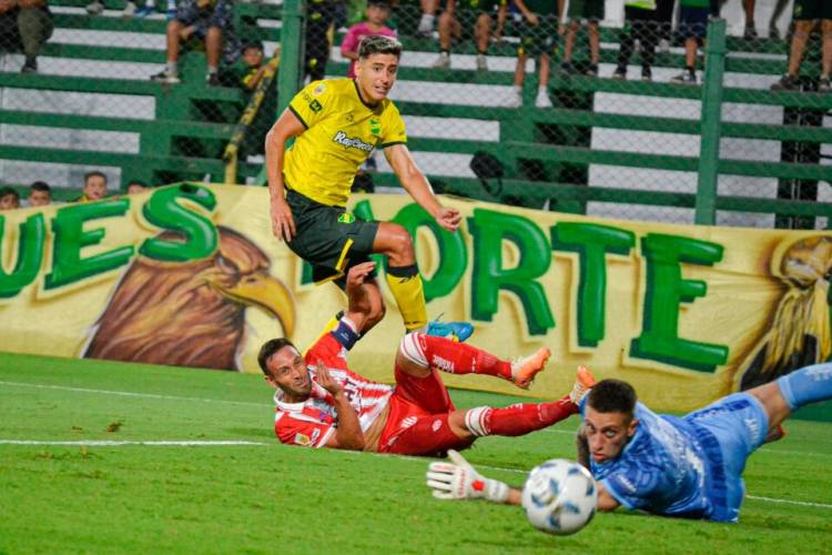 COPA DE LA LIGA: DEFENSA GANÓ Y DETUVO LA BUENA RACHA DE UNIÓN