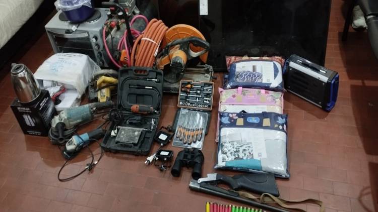 EN SENDOS PROCEDIMIENTOS SECUESTRAN ARMAS Y RECUPERAN DISTINTOS ELEMENTOS 