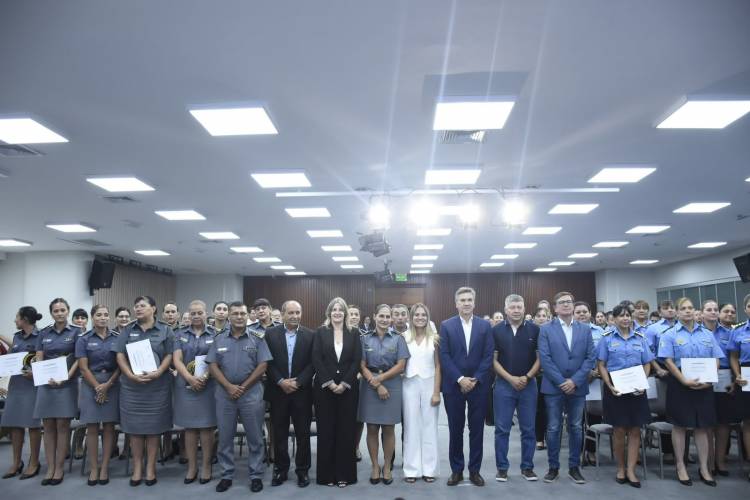 EL GOBERNADOR ENTREGÓ RECONOCIMIENTOS A MUJERES DE LA POLICÍA Y DEL SPP DEL CHACO 