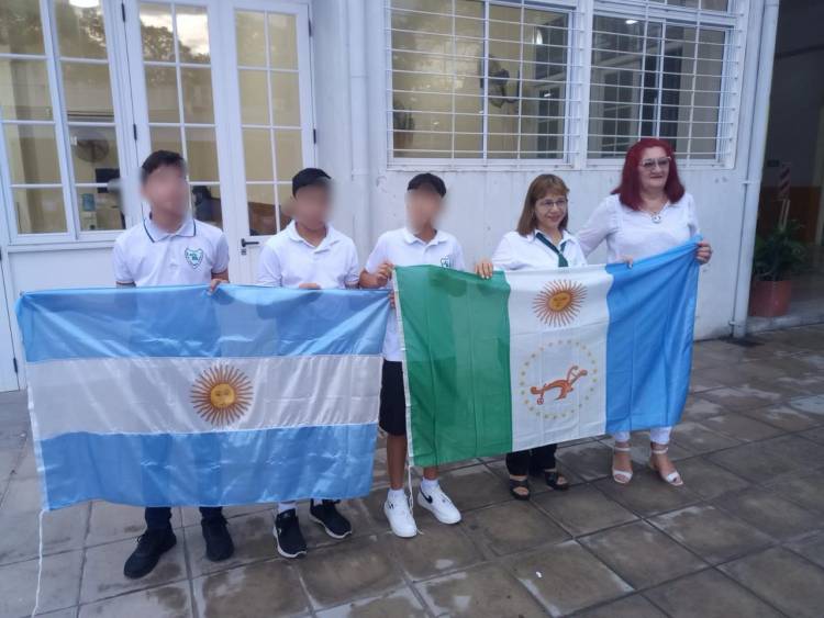LAS BANDERAS NACIONAL Y PROVINCIAL ENTREGADAS POR EL GOBIERNO YA FLAMEAN EN LAS ESCUELAS 