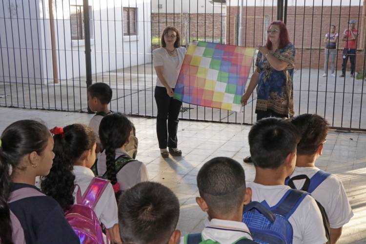 EL GOBIERNO PROVINCIAL CONTINÚA LA ENTREGA DE BANDERAS A INSTITUCIONES EDUCATIVAS 