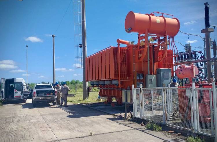 OPERATIVO DE REEMPLAZO DE TRANSFORMADOR EN QUITILIPI: SERVICIO ELÉCTRICO GARANTIZADO 