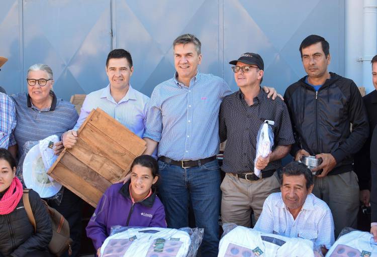 VILLA ÁNGELA: EL GOBERNADOR ENTREGÓ HERRAMIENTAS Y ELEMENTOS PARA APICULTORES 