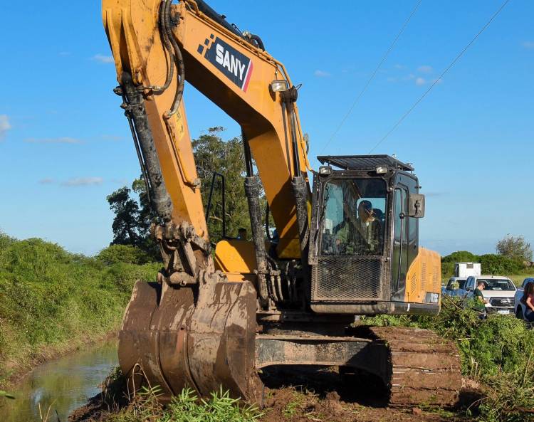 VILLA ÁNGELA: EL GOBIERNO PROVINCIAL LIMPIÓ EL CANAL DE AGUA DE JUAN J. PASO, TRAS AÑOS DE ABANDONO 