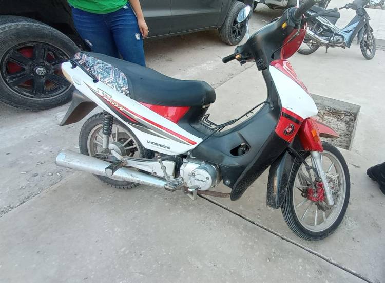 VILLA ÁNGELA: SE LLEVO UNA MOTO 110 POR EQUIVOCACIÓN  