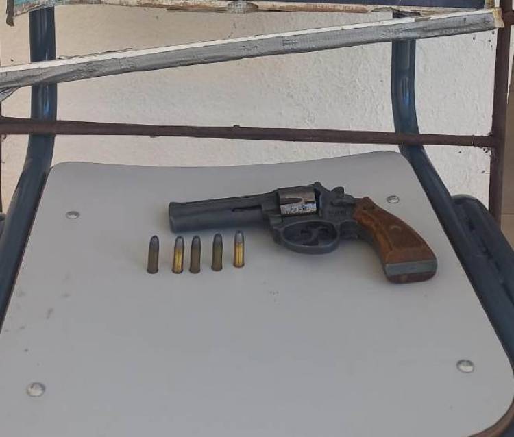 VECINO APUNTA CON ARMA DE FUEGO A OTRO EN PUERTO VILELAS 