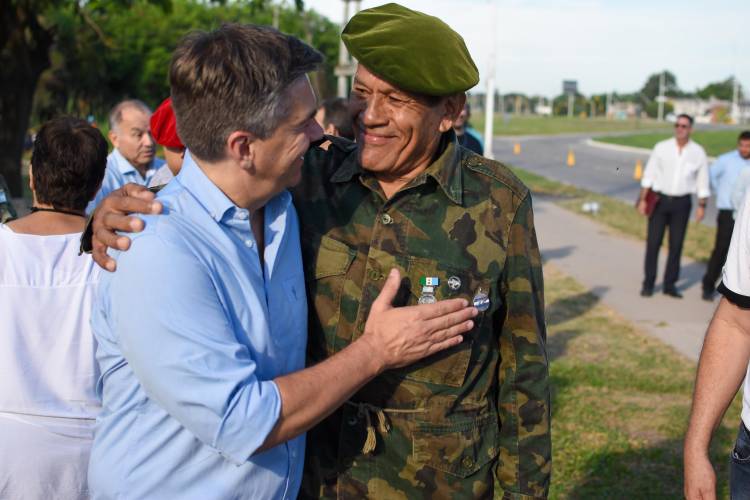 EL GOBERNADOR ACOMPAÑÓ EL IZAMIENTO DE LA BANDERA NACIONAL EN VÍSPERAS DEL 42° DE LA GESTA DE MALVINAS