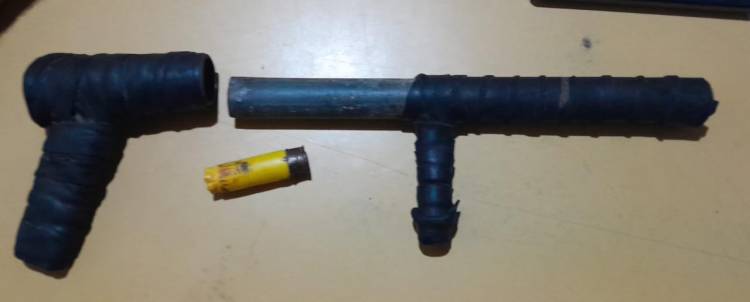 CIRCULABA A PIE Y ARMADO CON UNA TUMBERA 