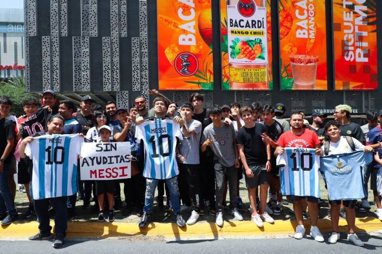 MESSI FUE RECIBIDO EN TIERRA AZTECA POR UNA MULTITUD DE HINCHAS 