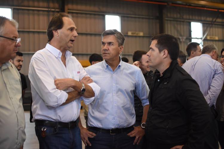 EL GOBERNADOR ZDERO ESTUVO EN LA FÁBRICA TBEH QUE PRODUCE MAQUINARIAS AGRÍCOLAS Y VIALES PARA CHACO Y EL PAÍS