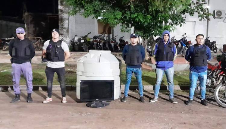 LLEVABA A RASTRAS UN TANQUE PARA AGUA, VIO A LA POLICÍA Y LA ABANDONÓ 