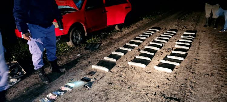 VIAJABA CON MÁS DE 30 “PANES” DE MARIHUANA OCULTOS EN SU VEHÍCULO 