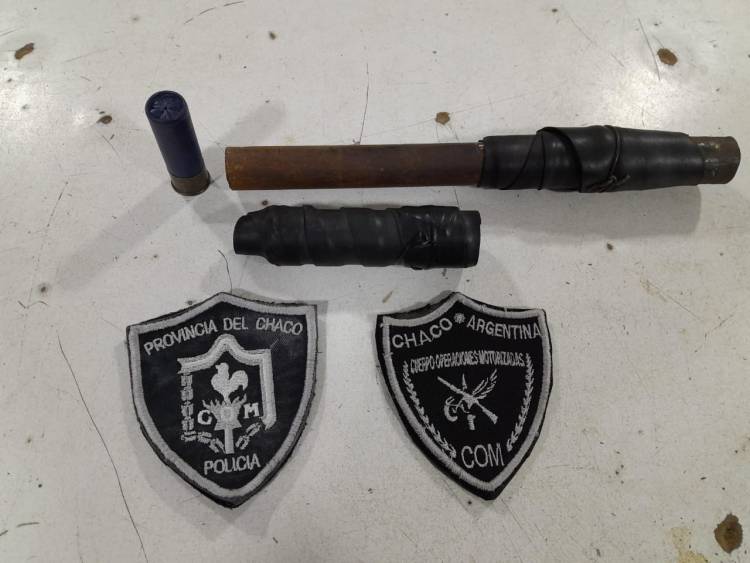 TENÍAN UNA MOTOCICLETA ADULTERADA Y UN ARMA TUMBERA ENTRE SUS PRENDAS