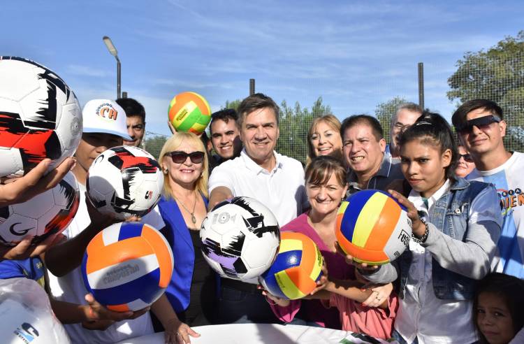 PRESIDENCIA ROCA: EL GOBERNADOR INAUGURÓ UN PLAYÓN DEPORTIVO Y ENTREGÓ ELEMENTOS E INDUMENTARIA