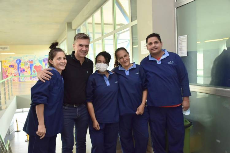 HOSPITAL PEDIÁTRICO: EL GOBERNADOR ZDERO SE ACERCÓ A SALUDAR A LOS TRABAJADORES