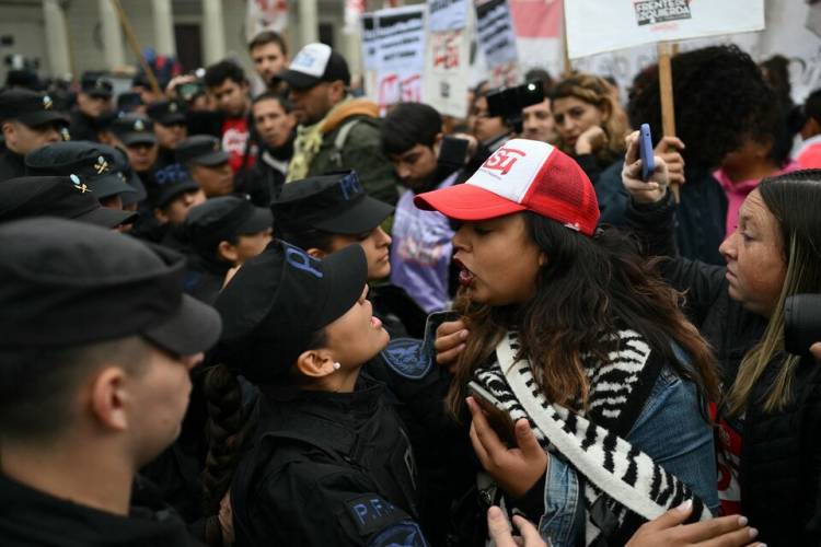 LA IZQUIERDA RECLAMÓ UN PARO Y MOVILIZACIÓN PARA EL DÍA QUE EL SENADO TRATE LA LEY BASES