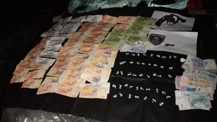 DEMORADOS CON COCAÍNA UN ARMA Y DINERO 