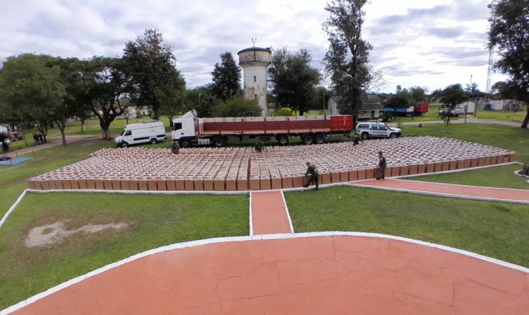 SECUESTRAN GRAN CANTIDAD DE CIGARRILLOS TRANSPORTADOS SIN AVAL ADUANERO 