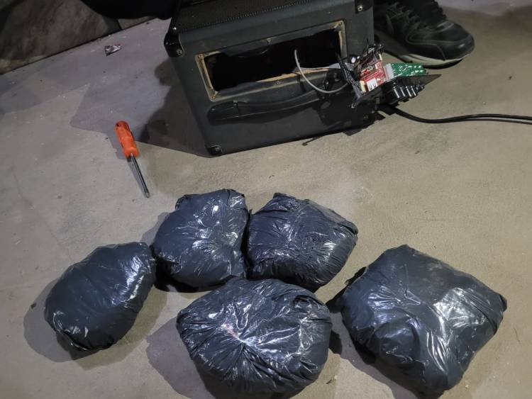 VILLA ÁNGELA: TENÍA COGOLLOS DE MARIHUNA EN UN PARLANTE Y LO DESCUBRIERON