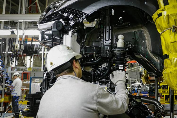 LA PRODUCCIÓN DE AUTOS EN PUNTO MUERTO