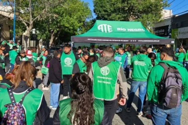 ESTATALES Y AZUCAREROS CALIENTAN LA CALLE