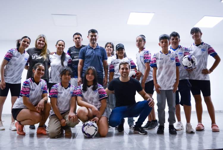 LA VERDE: EL GOBIERNO ENTREGÓ ELEMENTOS DEPORTIVOS AL CLUB VILLA ELENA